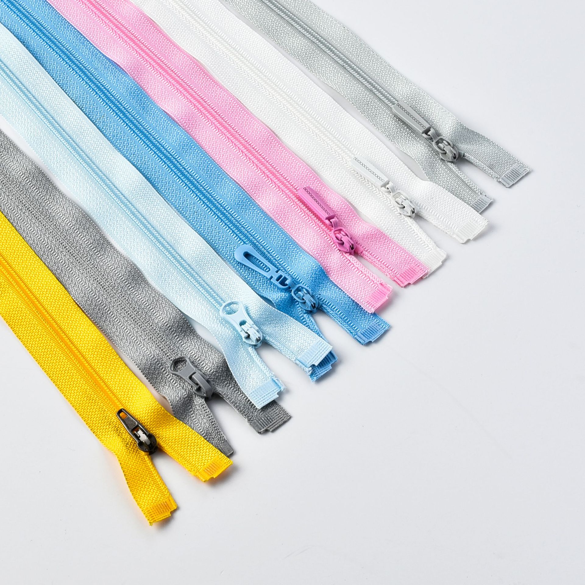 lower price factory manufacter no 3 nylon color zipper 